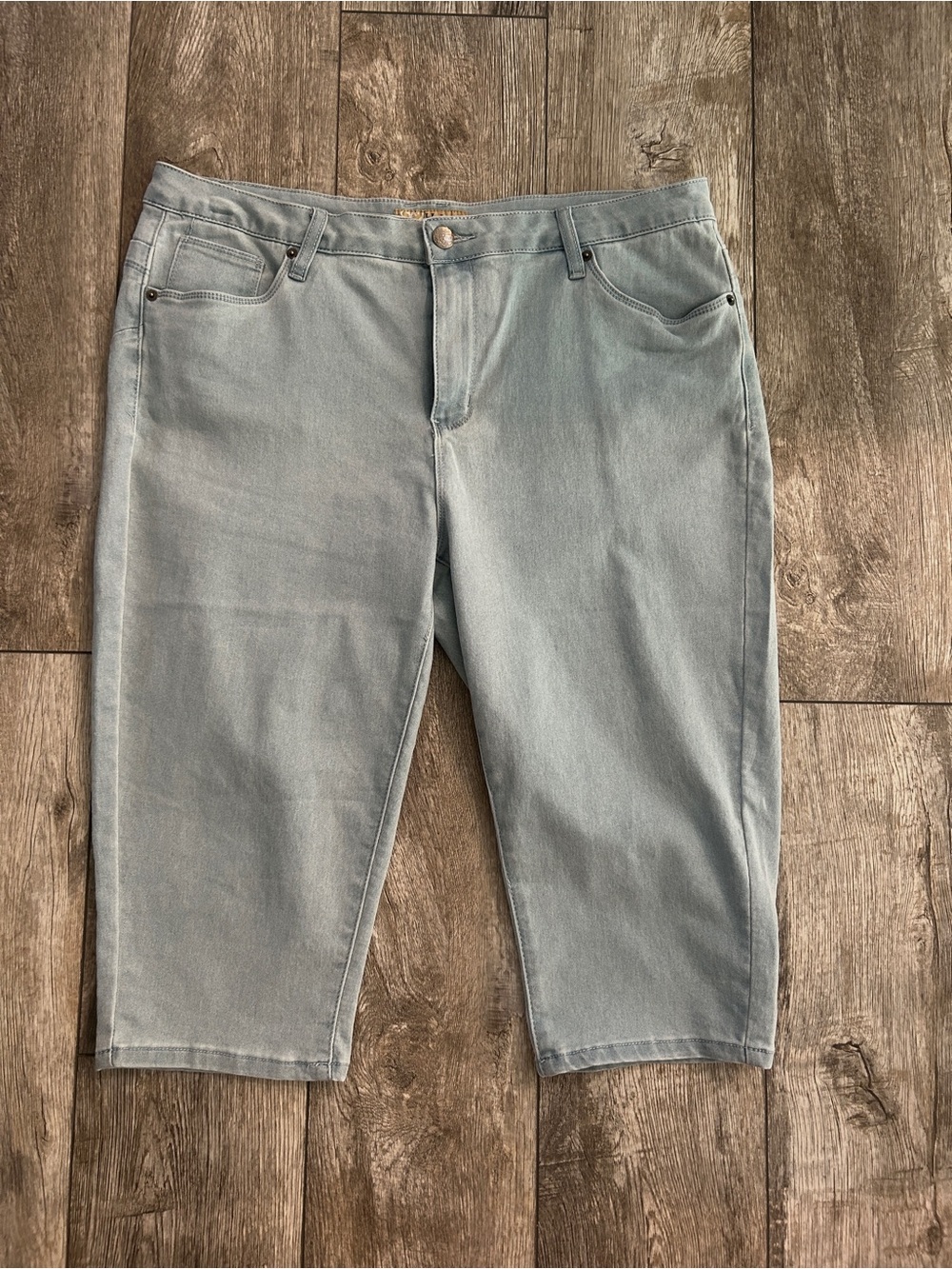 Women’s Size 16 Hybrid & company Light Blue Denim Capris